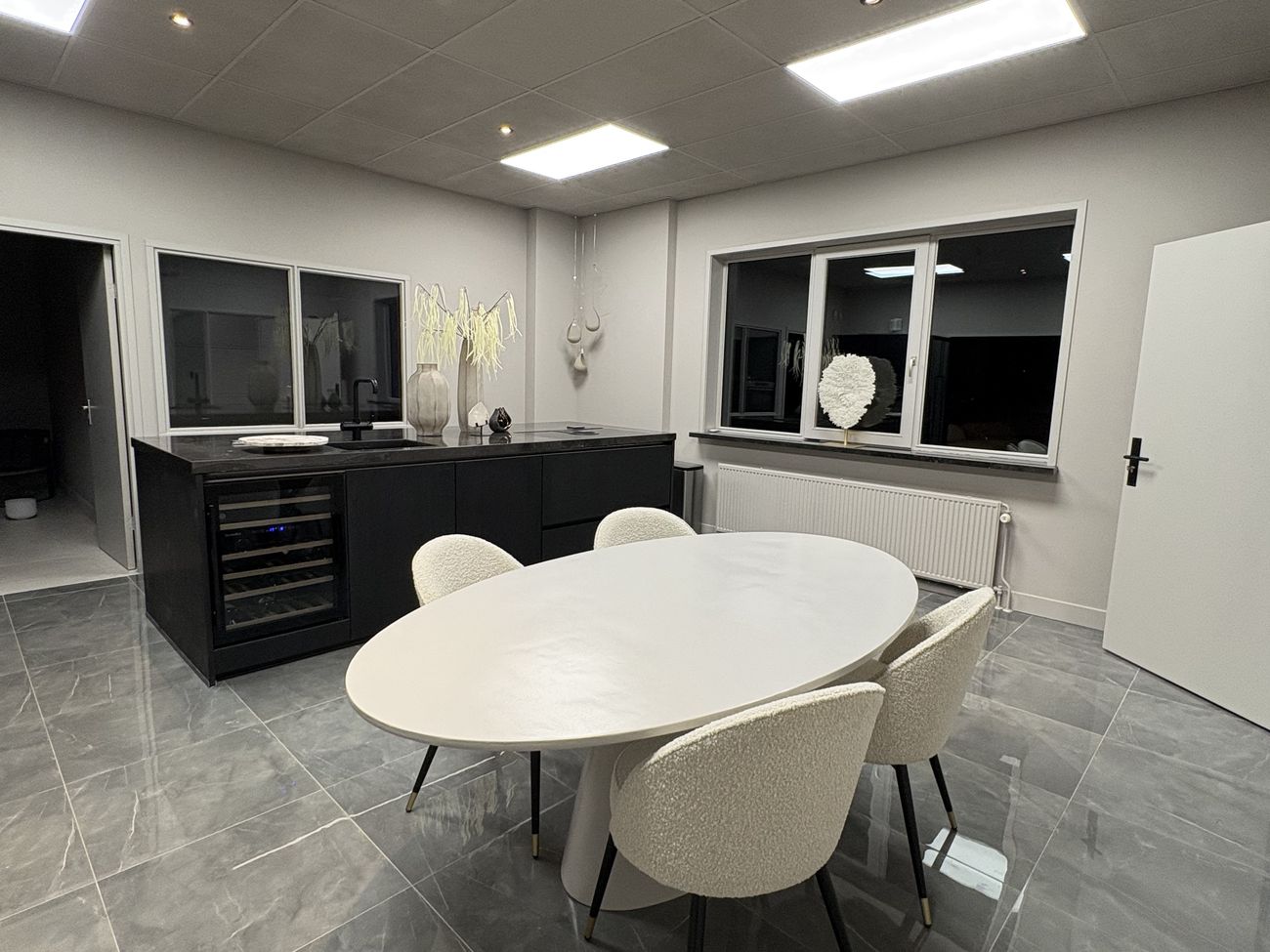 Eet- en werktafel naast de keuken in Soluna Studio Soesterberg
