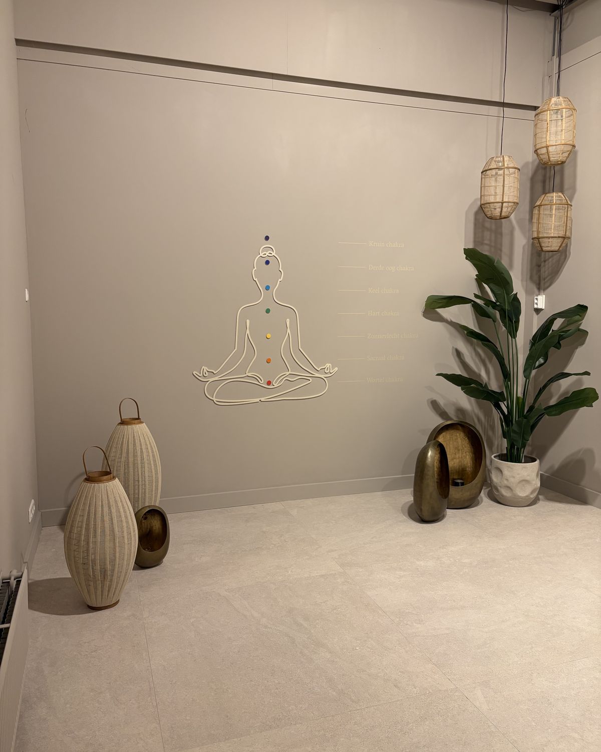 Chakra-wandtekening met rotan hanglampen in Soluna Studio Soesterberg