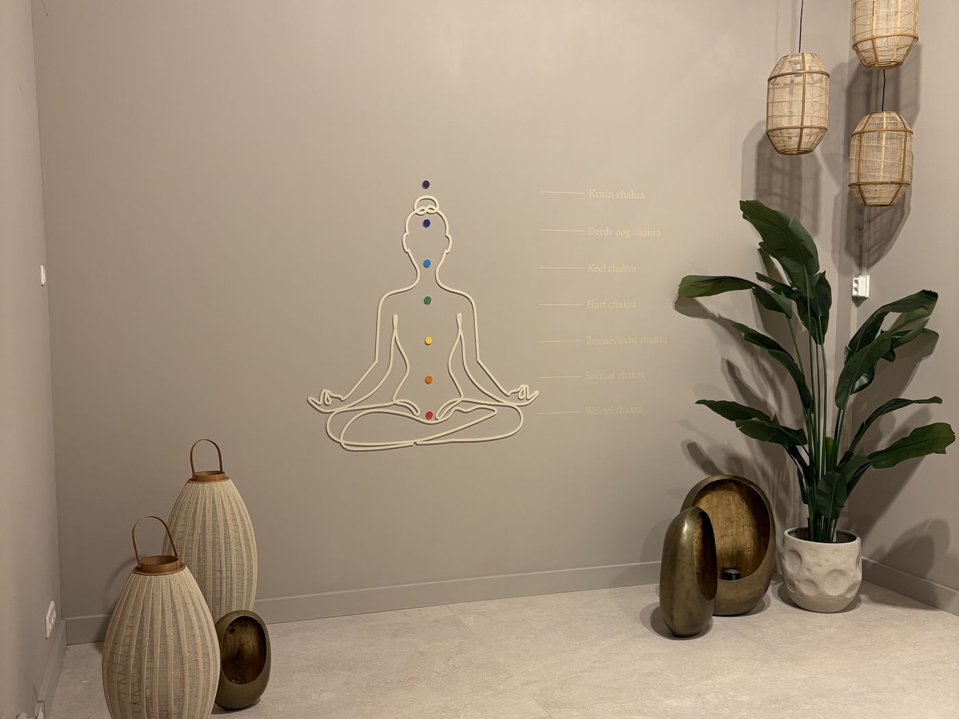 De sessieruimte van Soluna Studio in Soesterberg met de chakra-wand en klankschalen