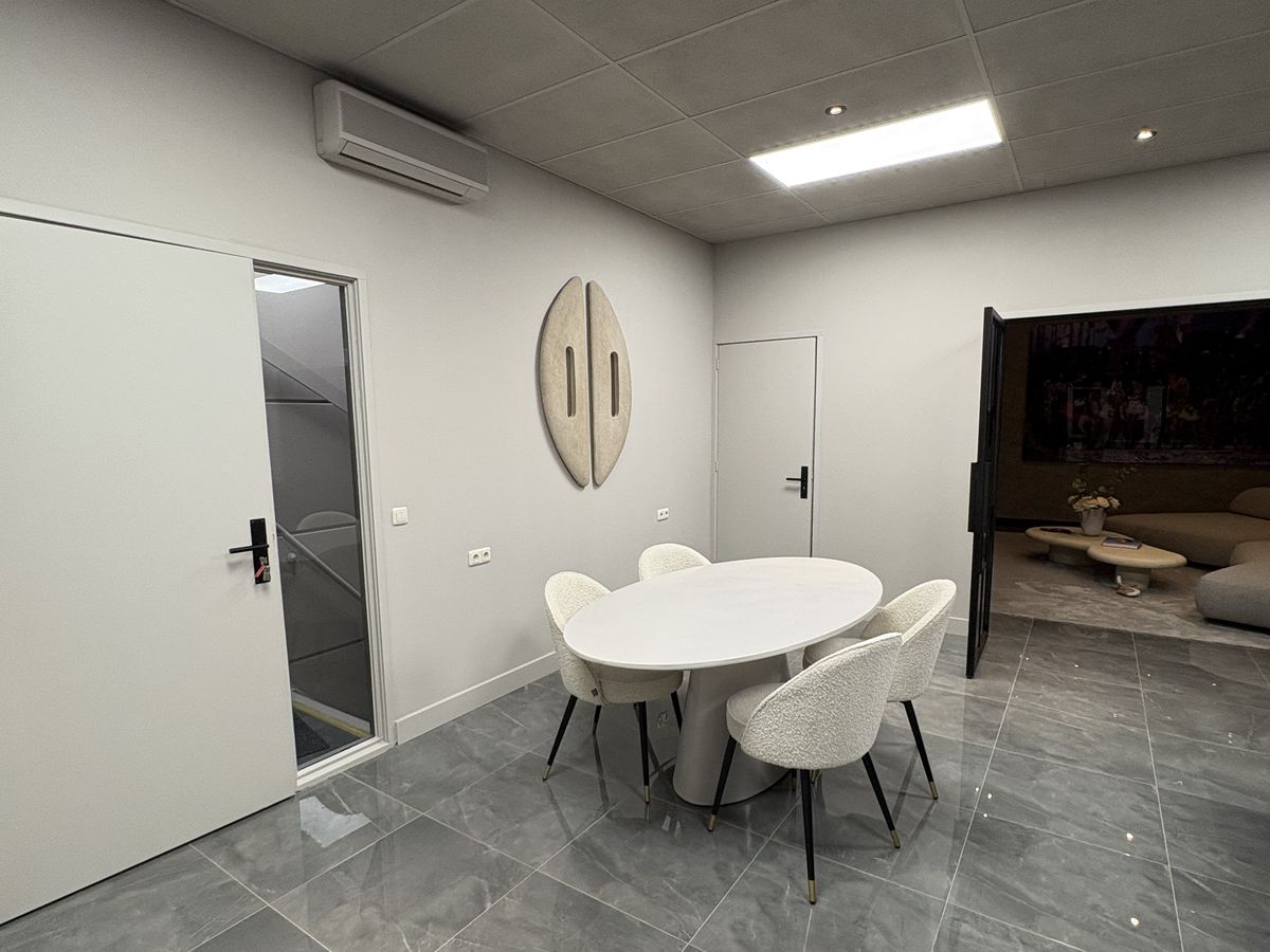 Zit- en eethoek in Soluna Studio Soesterberg